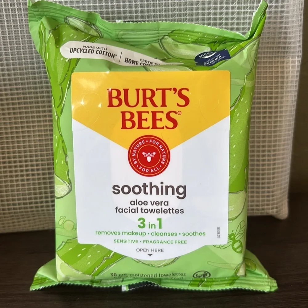 Burt’s Bees Gift Bundle: Tips and Toes Kit Lip Balm Calming Lotion‎ Towelettes